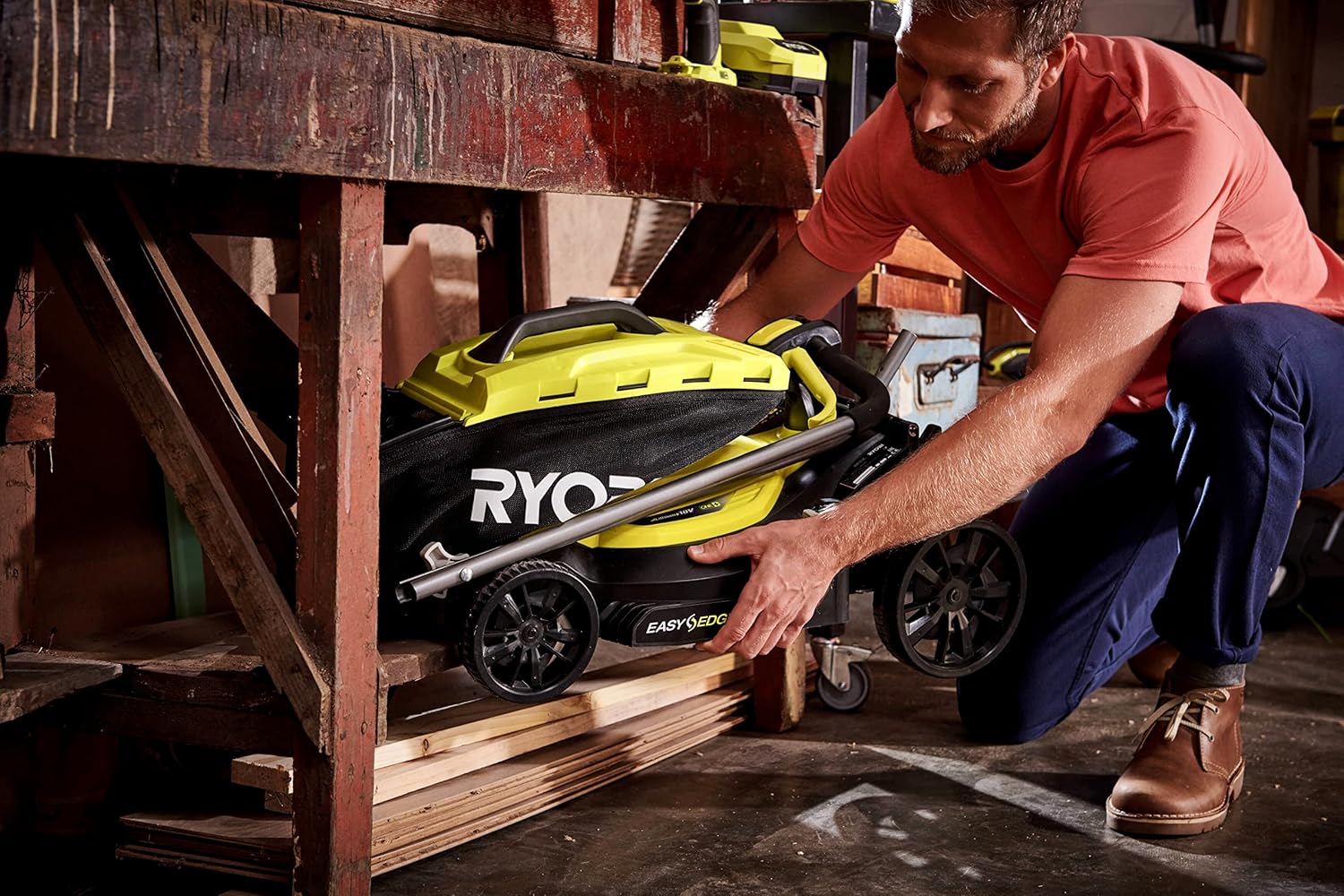 RYOBI 18 V ONE+ Akku-Rasenmäher RLM18X33B40 (Schnittbreite 33 cm, 5-fache Höhenverstellung 25-65 mm, zusammenklappbares Griffgestänge, inkl. Mulchkeil, 35l Grasfangsack, 4,0Ah Akku & Ladegerät)