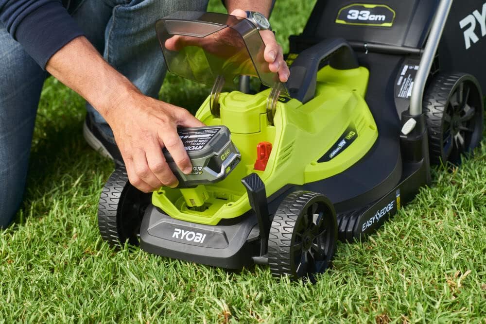 RYOBI 18 V ONE+ Akku-Rasenmäher RLM18X33B40 (Schnittbreite 33 cm, 5-fache Höhenverstellung 25-65 mm, zusammenklappbares Griffgestänge, inkl. Mulchkeil, 35l Grasfangsack, 4,0Ah Akku & Ladegerät)