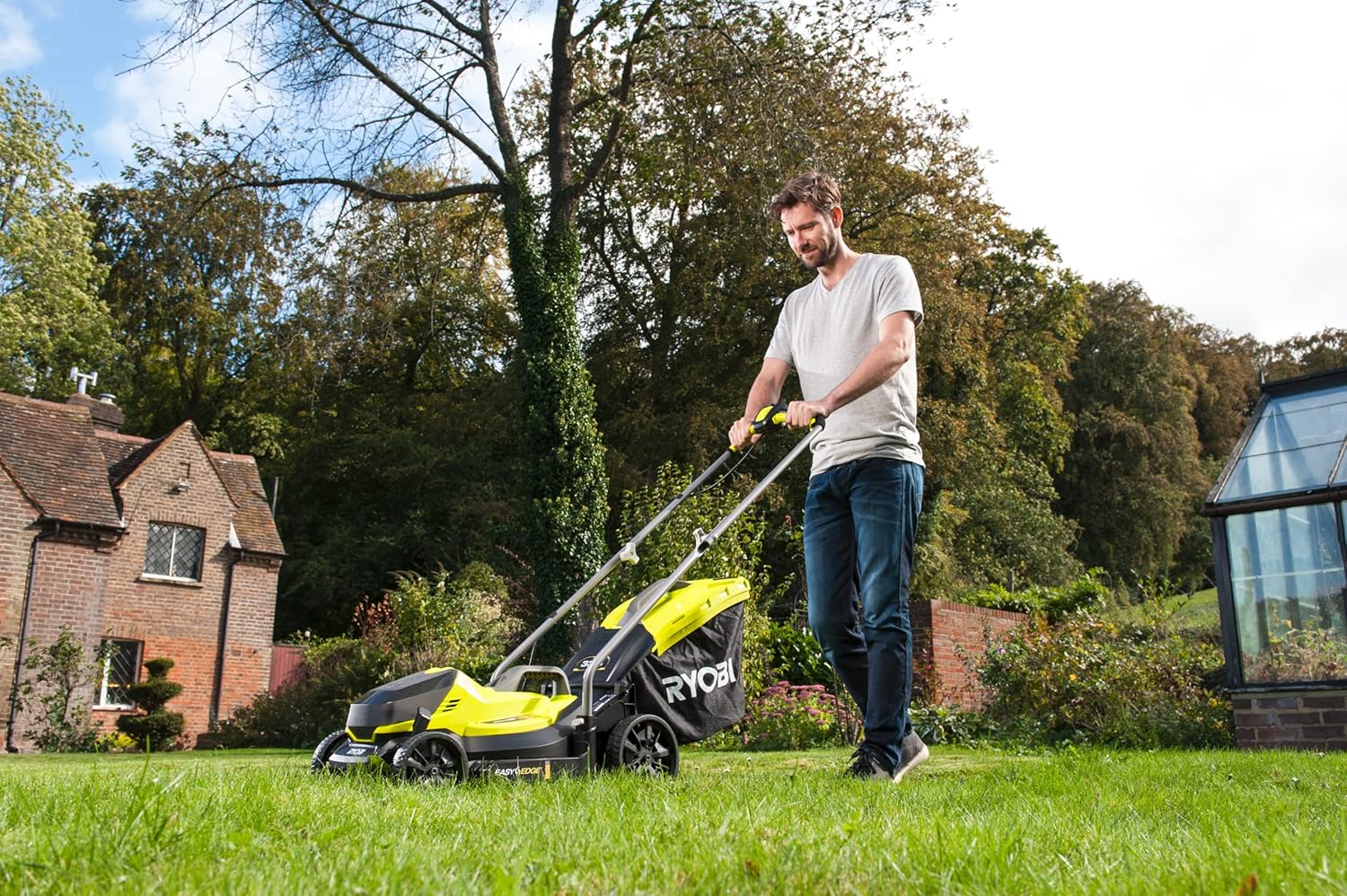 RYOBI 18 V ONE+ Akku-Rasenmäher RLM18X33B40 (Schnittbreite 33 cm, 5-fache Höhenverstellung 25-65 mm, zusammenklappbares Griffgestänge, inkl. Mulchkeil, 35l Grasfangsack, 4,0Ah Akku & Ladegerät)
